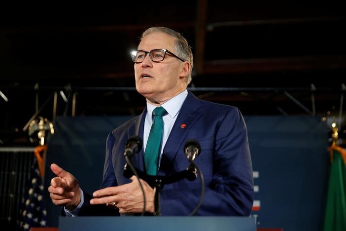 As 2020 Democratic field shrinks again, rumors of a new GOP challenger for Trump
