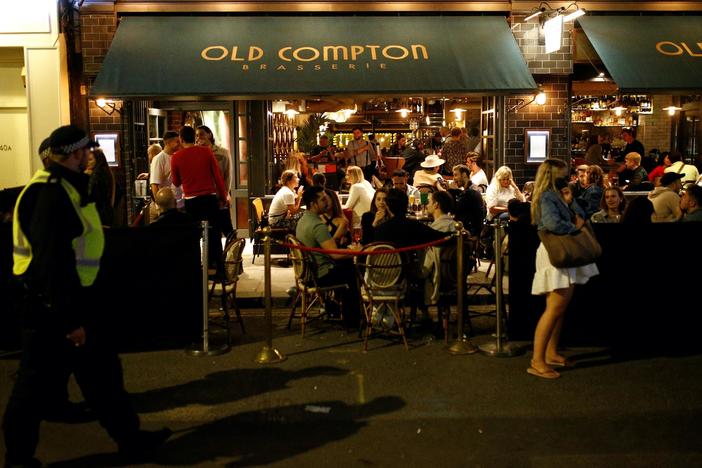 In Britain, fears that reopened pubs will drive more virus spread