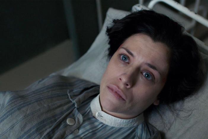 Max uses hypnosis in an attempt to cure Amelia's hysteria and learn who attacked her.