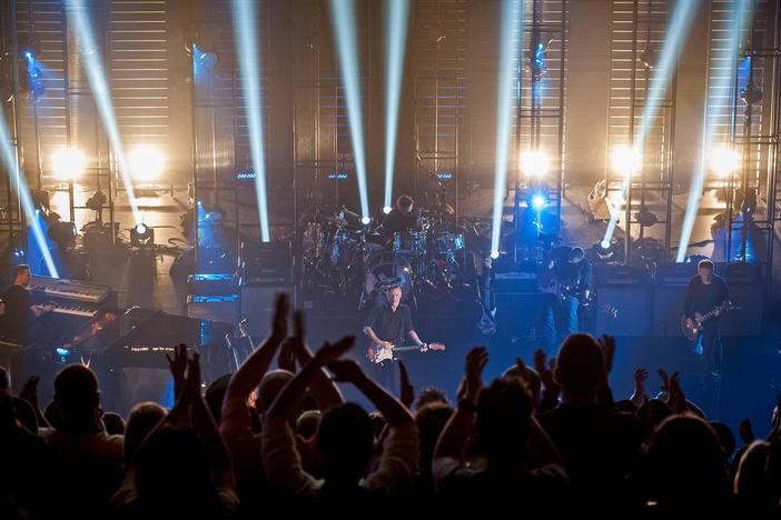 The acclaimed singer-songwriter shares an evening of his rock classics.