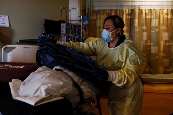 U.S. nears 1 million COVID deaths amid questions over pandemic's next phase