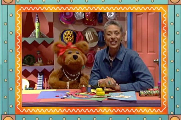 Host Lyn May and the Salsa cast introduce the story for today's lesson.