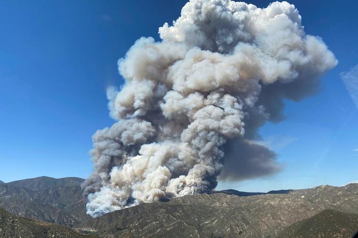 News Wrap: Firefighters battle new blaze in Southern California