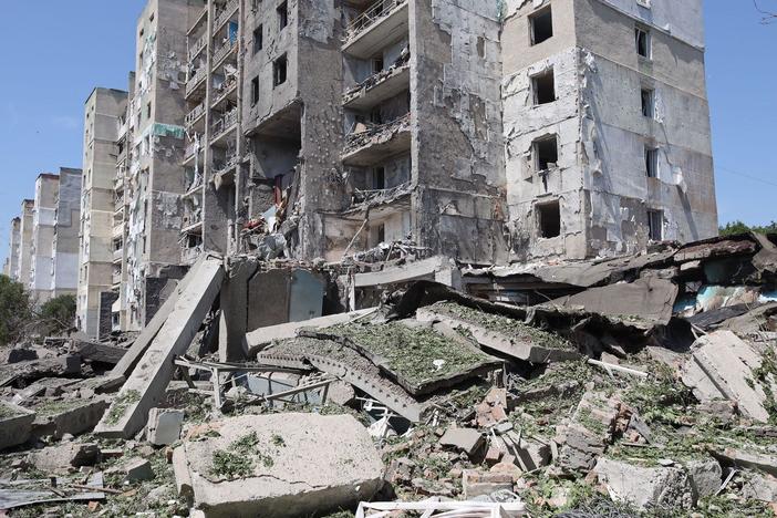 News Wrap: Barrage of Russian missiles kills 21 in southern Ukraine