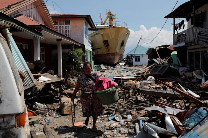 News Wrap: Indonesian tsunami death toll climbs; flooding drenches southwest U.S.
