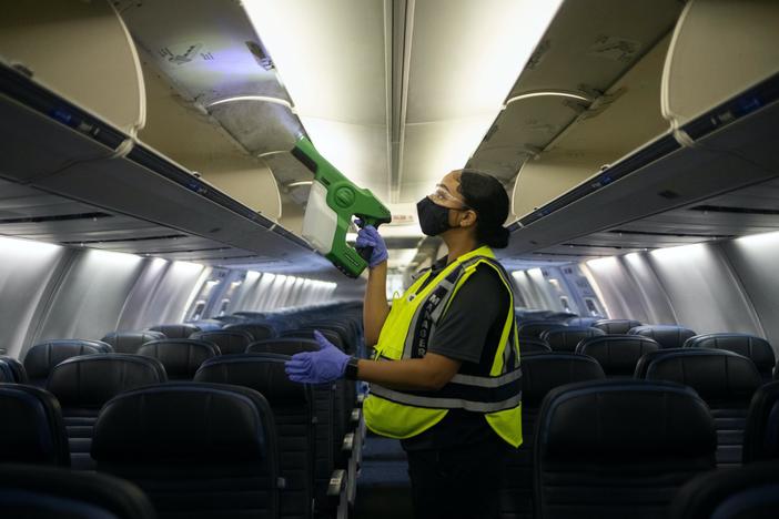 Medical expert urges Americans not to travel or gather for holidays