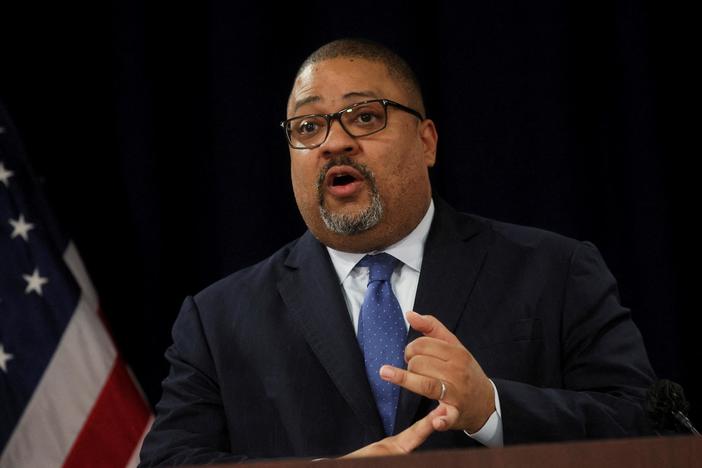 News Wrap: Manhattan DA Bragg sues Rep. Jordan over inquiry into Trump indictment