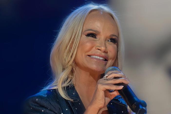Kristin Chenoweth covers Patsy Cline's "I Fall To Pieces."