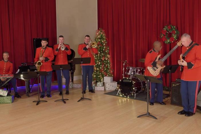 U.S. military members perform 'O Come, All Ye Faithful'