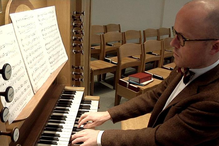 A new pipe organ in a seminary chapel "sings" and supports a worshipping congregation.