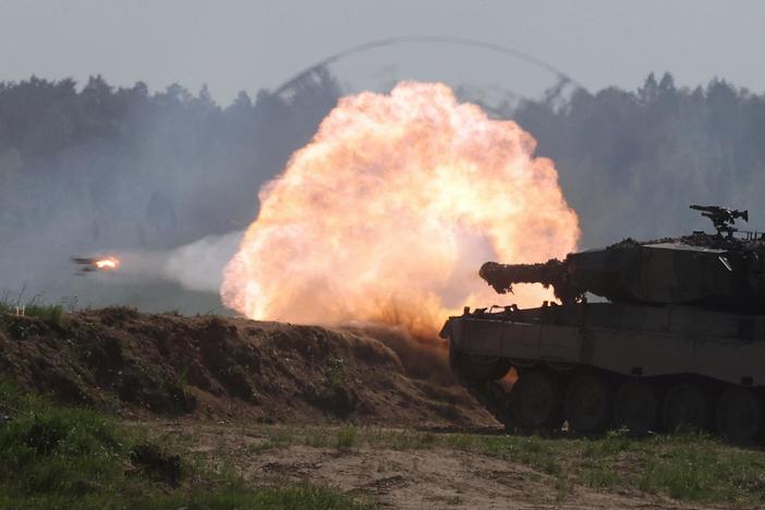 News Wrap: Poland steps up pressure to send tanks to Ukraine