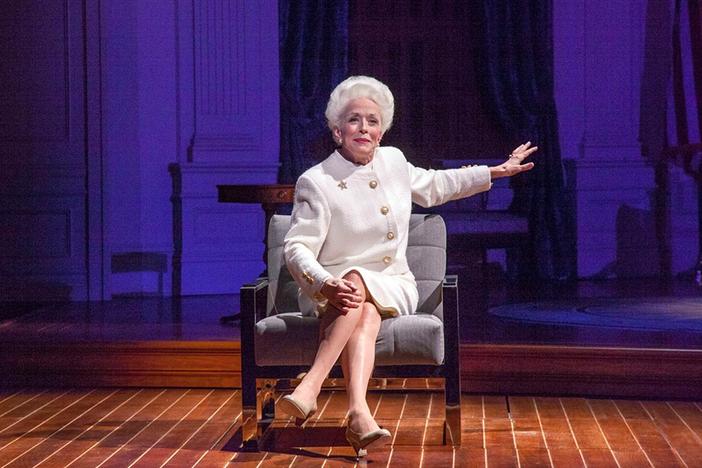 Governor Ann Richards speaks to a graduating class of college students.