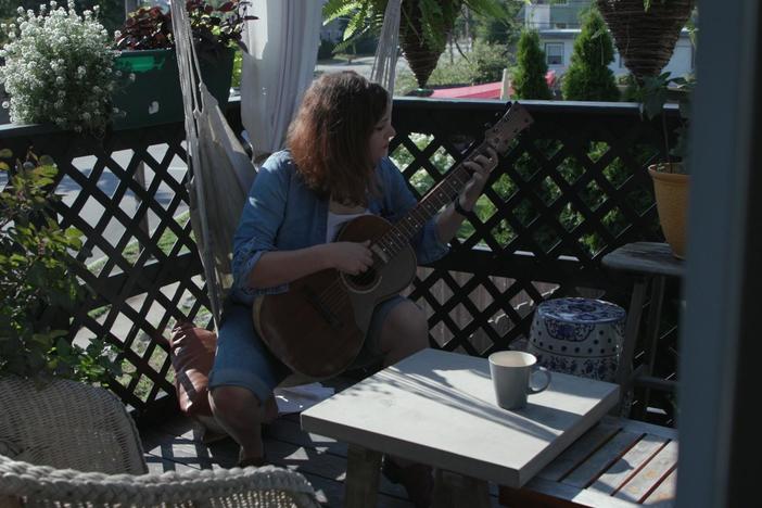 Guitar maker uses unique materials to lower environmental impact