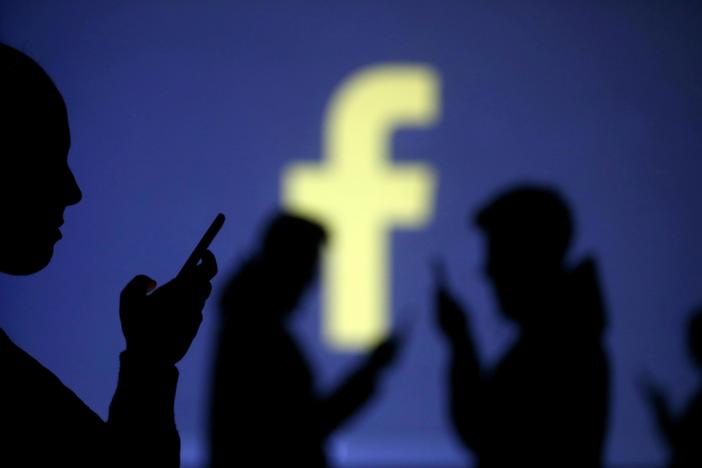 Schools wrestle with protecting student privacy on Facebook