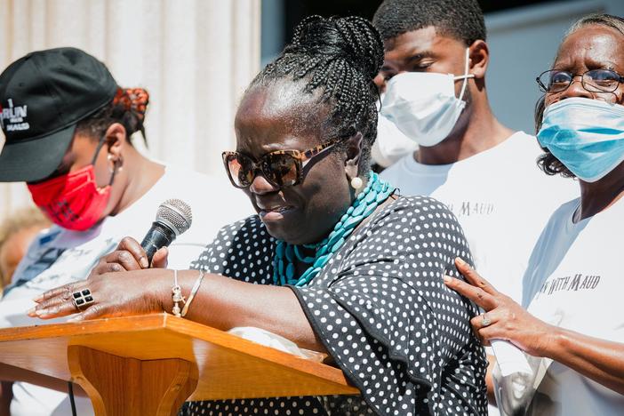 News Wrap: Suspects in Ahmaud Arbery killing appear in court