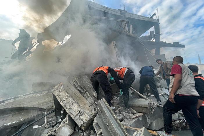 Military experts discuss Israel's use of unguided bombs and harm to civilians in Gaza