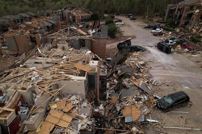 News Wrap: At least 32 killed in Tornado outbreak