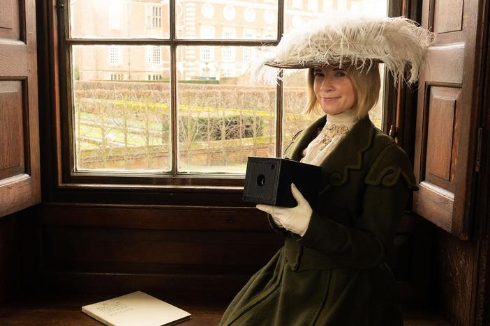 In this revealing film Lucy Worsley takes us through the story of the royal photograph.