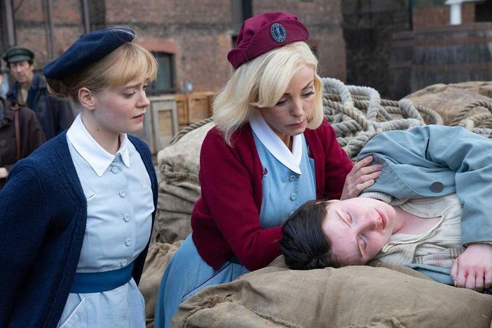 The pupil midwives prepare for their final exams; two young brothers are found abandoned.