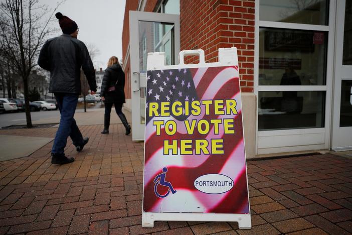 Border issues, student debt among issues to determine midterm elections, strategists say