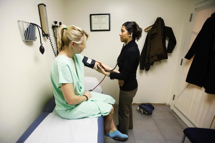 Amid roiling health care debate, the share of uninsured Americans is growing