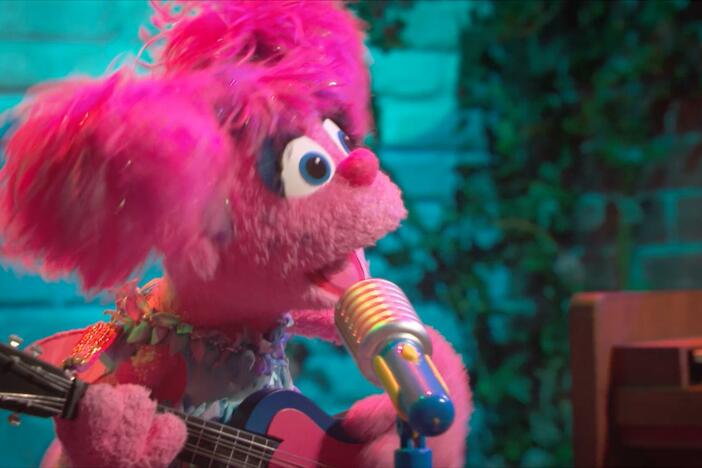 Abby and Elmo sing Old MacDonald in their Best Friend Band.