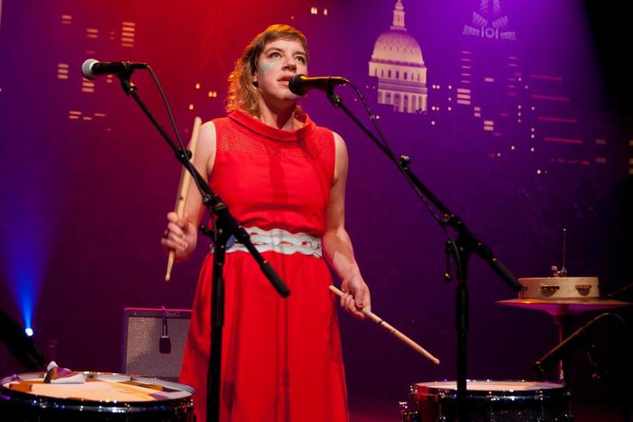 tUnE-yArDs perform "Gangsta" on Austin City Limits.