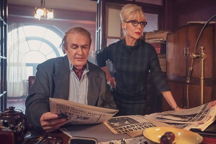 While Sophie and Clive’s off-screen romance is all the buzz, Sophie makes a discovery.