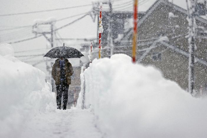 News Wrap: Japan grapples with massive snowstorm