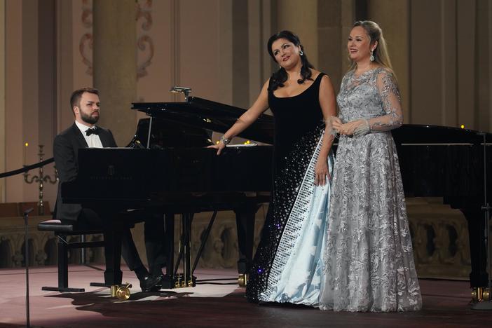 Recorded from Austria, the megastar performs Russian songs.