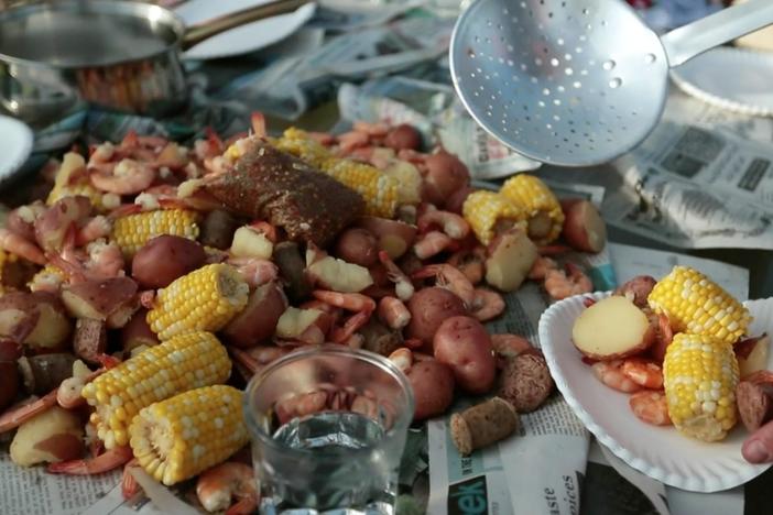 At the beach, Vivian and her sisters make Frogmore Stew, a traditional crab boil.