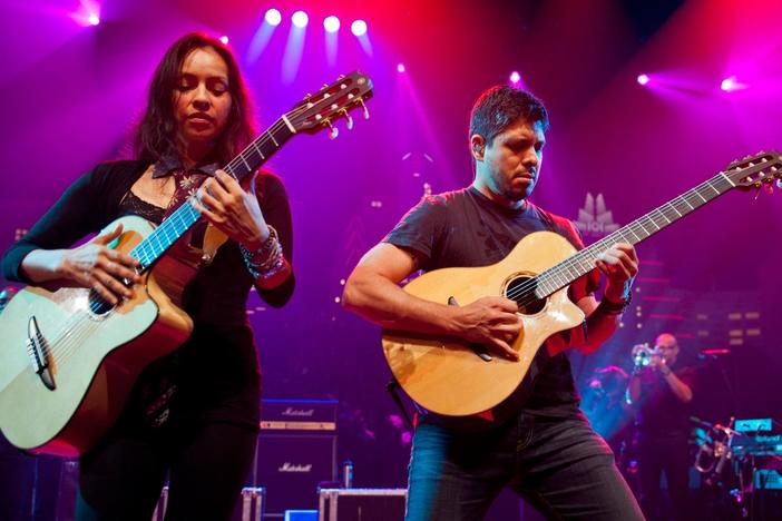Rodrigo y Gabriela perform "Tamacun."