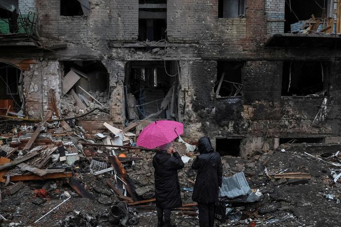News Wrap: At least 11 killed in latest Russian missile strikes on Kherson, Ukraine