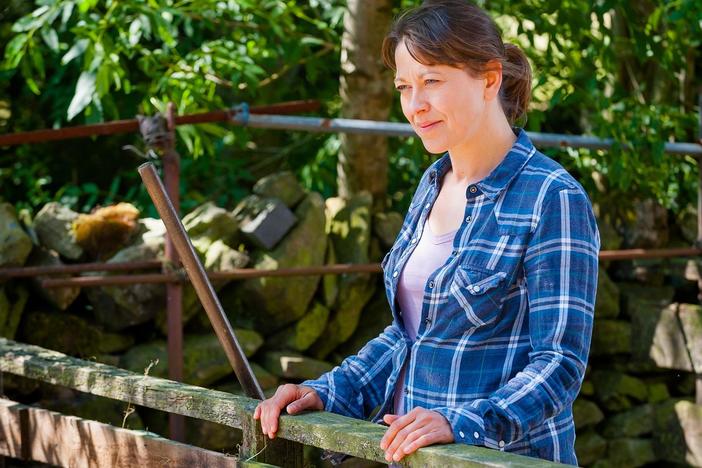 Find out the causes of Gillian’s growing problems and Kate’s awkwardness around Lawrence.
