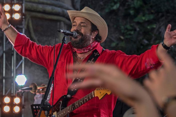 Singer Raul Malo embarks on a historical and musical journey in Havana Time Machine.