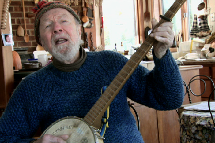 Pete Seeger remembers Carl Sandburg and plays a song. 