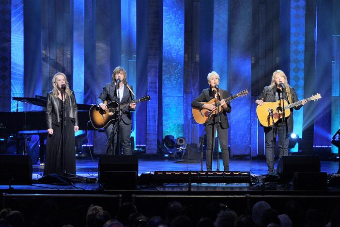 Joan Baez, Indigo Girls and Mary Chapin Carpenter sing "The Water Is Wide."