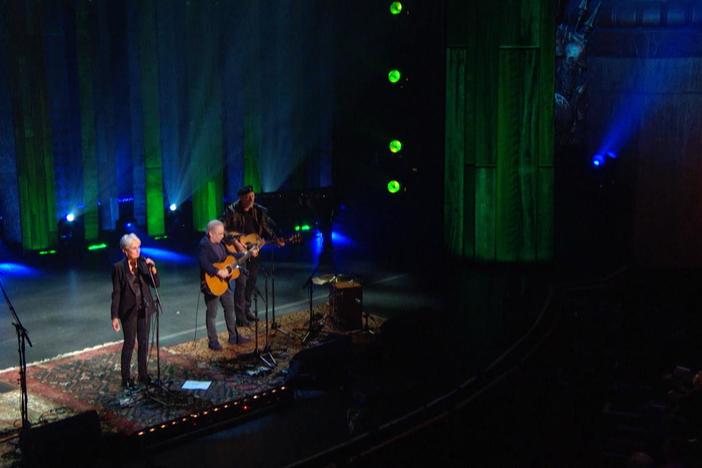 Joan Baez and Paul Simon sing "The Boxer", written by Simon.