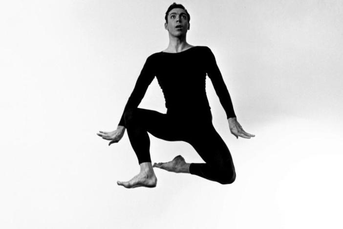 Influential modern choreographer Paul Taylor dies at 88 due to kidney failure.