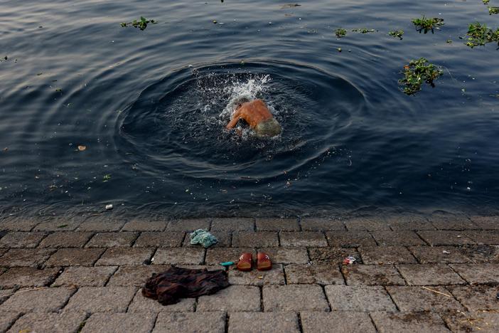 News Wrap: Bangladesh faces historic heat wave