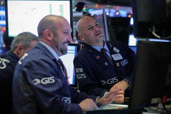 News Wrap: Market rises on signs interest rate hikes may slow