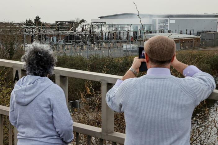 News Wrap: Heathrow reopens after fire closed airport for hours