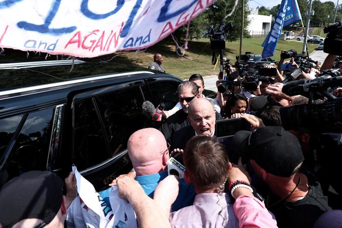 News Wrap: Giuliani surrenders in Georgia on charges of conspiring to overturn election