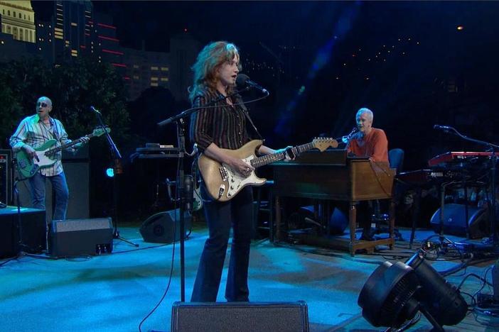 Bonnie Raitt performs "Used to Rule the World"