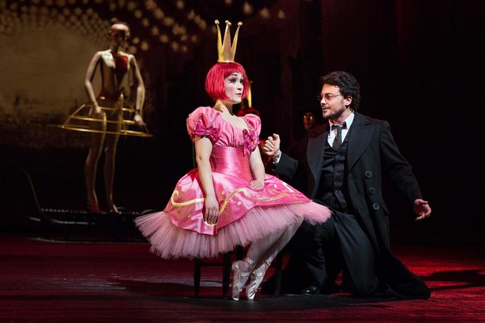 Vittorio Grigolo stars as the tortured poet unlucky in love in Offenbach’s opera.