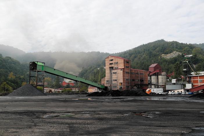News Wrap: Coal mine explosion kills 41 in Turkey