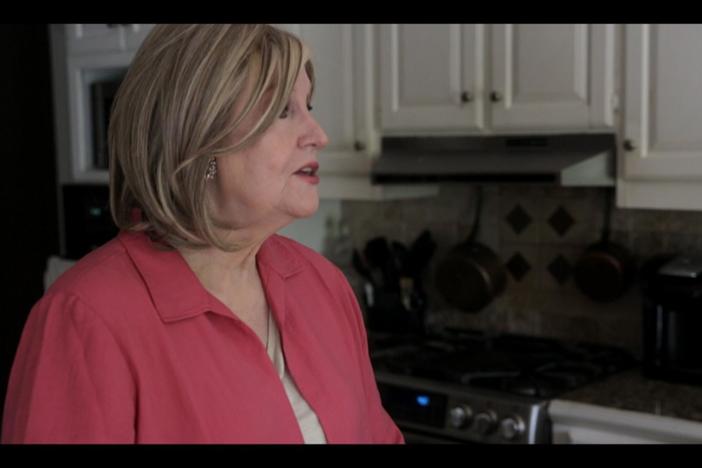 This is the first conversation that Lindy has with a fellow jury member about the trial.