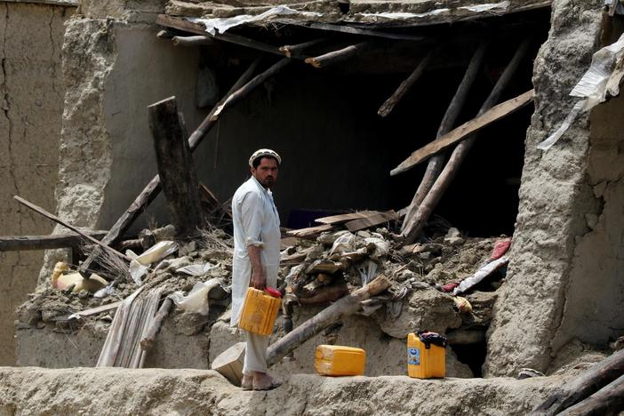 Aid workers struggle to reach quake victims in Afghanistan