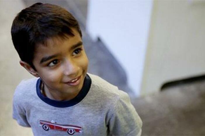 Shrey and his mother walk through busy streets to arrive at an even busier market.