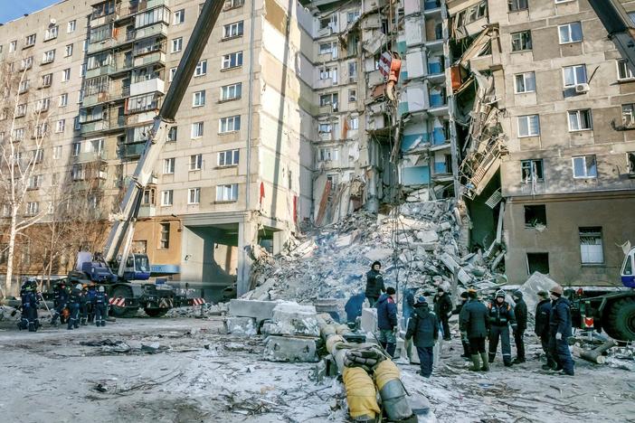 News Wrap: Death toll climbs in Russian building explosion
